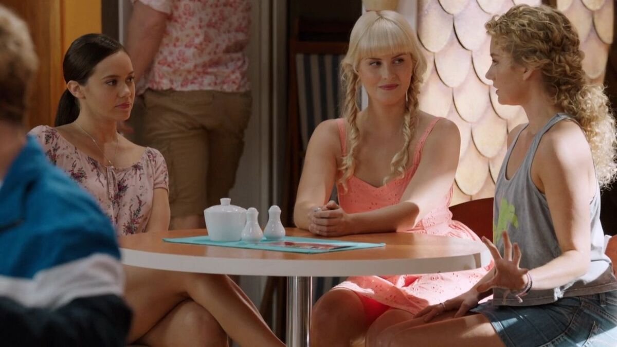 Mako Mermaids - Season 2 publicity still of Amy Ruffle & Isabel Durant