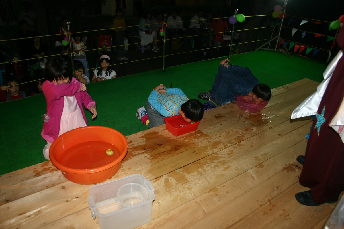 Apple bobbing Halloween Wiki Fandom