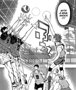 Hinata puxa fora um feint de encontro a um bloco de 3 homens durante o primeiro jogo 3-em-3.