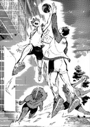 Hinata odbiera piłkę przed Ushijimą