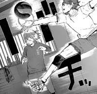 Hinata osłania Yachi przed piłką 