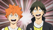 Hinata y Yamaguchi luciendo su amistad (y celebrando a Tsukki)