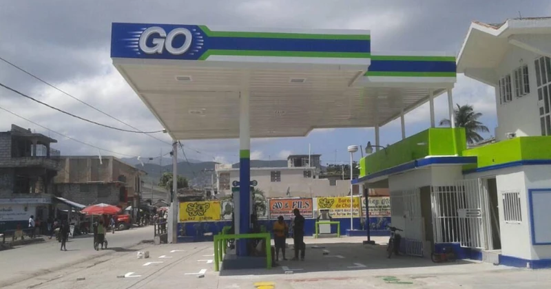 Fuel station along Route Nationale 1, serving daily traffic between Saint-Marc and Montrouis