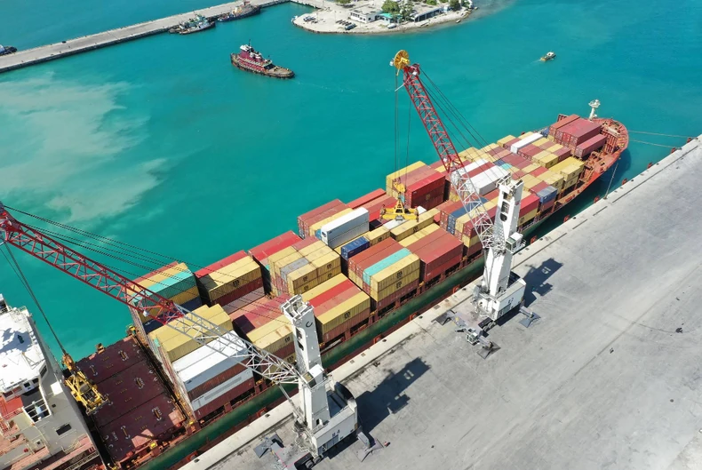 La Saline’s location between major markets and port facilities makes shipping activity a defining part of its surroundings.