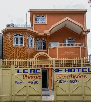 The brightly styled Le Refuge Hotel, providing air-conditioned accommodations within the Fontamara area.