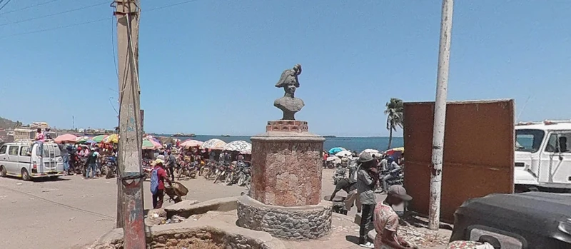 Shaddai 2’s main junction, distinguished by a bust of Henri Christophe, functions as the eastern threshold of Cap-Haïtien’s urban core.