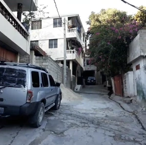 A steep residential lane in the interior of Christ-Roi