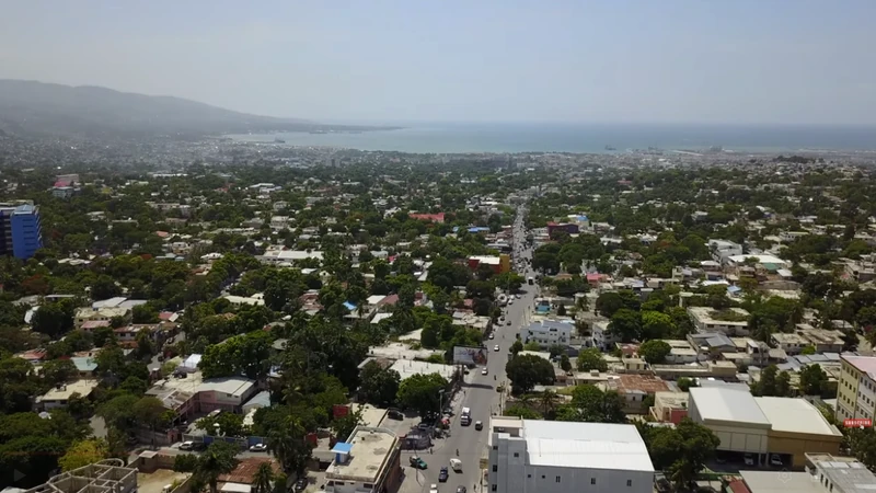 Avenue John Brown linking the Christ-Roi hillsides to the city center and the bay.