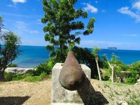 From Corail’s shore, this cannon recalls the vigilance of Corail’s past protectors.