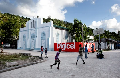 Children playing in the street in Abricots