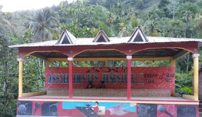 ADJG (Association des Jeunes pour le Développement de Grand-gilles) is a local organization dedicated to the area's youth.