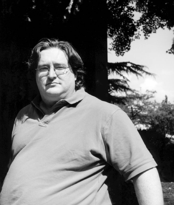 Gabe Newell playing Half-Life in his office in April of 1998, seven months  before the game's release. : r/Steam