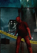 Ein Zombie in einer dunklen Gasse.