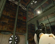 Ein Pfeil, den man von Weitem sieht. Er zeigt in Richtung Ausgang.