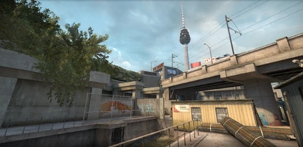 Die Kanalanlage mit dem Fernsehturm im Hintergrund.