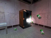 Разбитый торговый автомат.