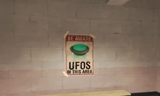 Das "Be aware - UFOs in the area"-Poster auf 2Fort.