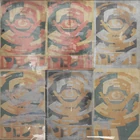 Постеры с вортигонтами и надписями «Паразит».