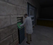 Розенберг открывает дверь, ведущую в сектор A-17 «Лаборатории прототипов»