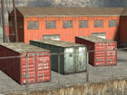 Контейнеры CAI с убранным упоминанием бренда вместе с контейнерами SSI на пирсе 137 в Half-Life 2.