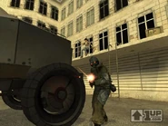 Ursprünglicher Schrotflintendoldat schießend neben einem Schützenpanzer, im Hintergrund Alyx Vance.