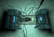 Combine-Soldat, dessen Oberkörper freigelegt ist, sichtbar auf einem der Überwachungsbildschirme in Nova Prospekt.