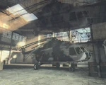 El primer Consejero deformando la vista de Gordon Freeman mientras accede hangar, con el Mil Mi-8 al fondo