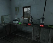 Vista del acertijo incompleto. Las luces rojas indican donde se debe colocar la batería.