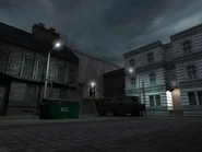 El patio más allá de la puerta con el APC temprano.