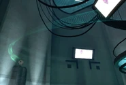 El Núcleo de Curiosidad separado de GLaDOS, siendo sujetado por un haz verdoso