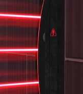 Muro Láser3.jpg (284 kB) Detalle de un emisor, con un signo de atención