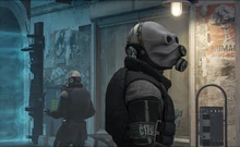 Dos Metrocops vigilando las calles de Ciudad 17 en Half-Life Alyx.