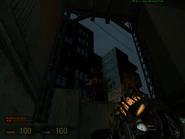 Edificios vistos detrás de una barricada