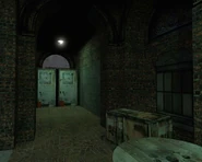 City1.jpg (65 kB) El pasillo visto en la captura oficial (visto desde el mismo lugar). Tenga en cuenta que el coche ha sido sustituido por un APC temprano (aquí oculto por las puertas cerradas), y algo de basura se encuentra cerca de la puerta.