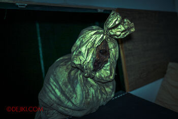 USS-HHN9-Sneak-Preview-The-Chalet-Hauntings-haunted-house-05-bedroom-visitor-pocong