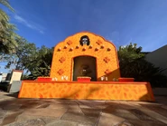 FaxD0fYWQAEIk0-.jpg (475 KB) Day of the Dead Fountain facade Image from @HHNstagram on Twitter