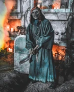Muerte outside of the facade of the Monstruos: The Monsters of Latin America haunted house during Halloween Horror Nights 2023 (Hollywood) Image from Villain_Online on Instagram