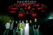 9F14EC3A-D2C8-4C5E-8912-51B91BE215E5.jpeg (411 KB) The cast of Haunting of Hill House show with Poppy Hill and Olivia Crain scareactors Image from Universal Studios Hollywood