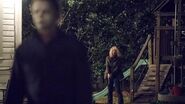 Laurie Strode standing behind Michael to attack him