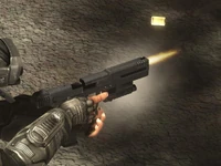 Der zurück geführte Verschluss während des Hülsenauswurfs