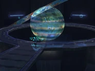 Un Sangheili está ante el holograma gigante de Threshold y el anillo