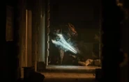 Sangheili Zealot asesinando a un oficial en Halo 4: Forward Unto Dawn