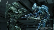 Jefe Maestro usando el Rifle de Asalto MA5D para pelear con un Elite
