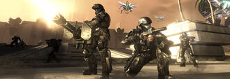 An ODST wielding a dismounted turret, alongside his squadmates in Halo 3: ODST.