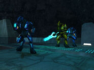 Dos Elites menores protegiendo a un Zealot, los cascos curvados solo aparecen en Halo: Combat Evolved