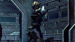A player-controlled Sangheili Field Marshal performing an assassination in Multiplayer.