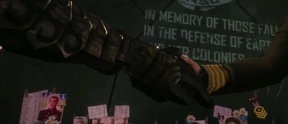 Lord Hood y el Inquisidor se dan la mano como muestra de paz entre las dos razas