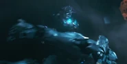 Locke pegando una Granada de Plasma a un Sangheili Comandante