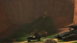 Un Scorpion y un Warthog estacionados