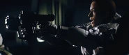Sarah Palmer utilizando sus 2 pistolas